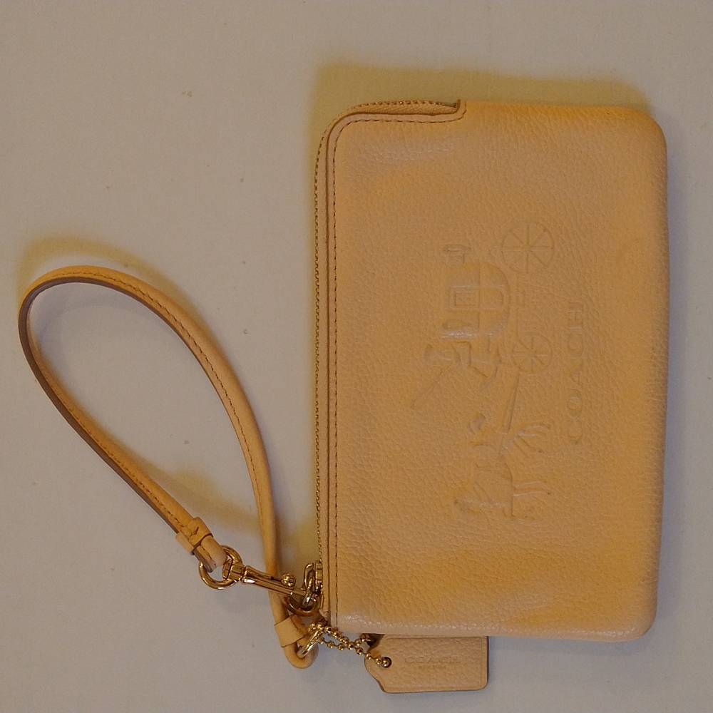 Rare Coach Corner zip around embossed horse and carriage peach leather wristlet